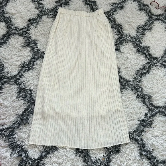 Uniqlo Chiffon Pleated Long Skirt - Picture 3 of 8
